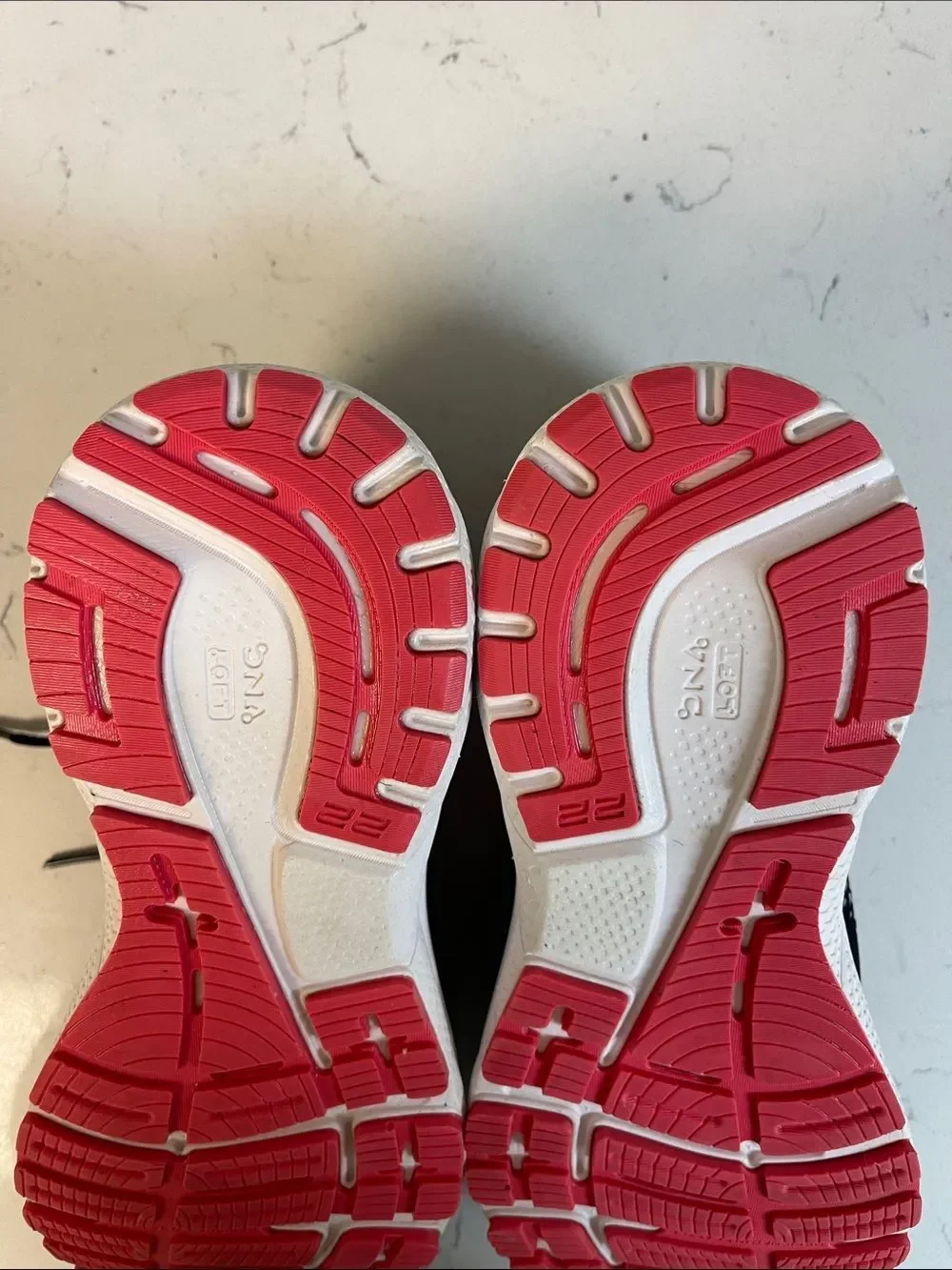 WOMEN’S BROOKS ADRENALINE 22 BLACK/CORAL - ATHLETIC RUNNING SHOES Size 9 B